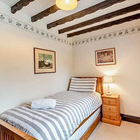 3 Bed In Bampton 92037 Holiday home